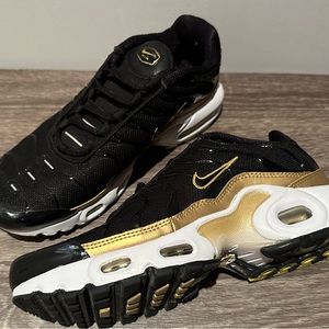 Nike air Max plus  black metallic  gold